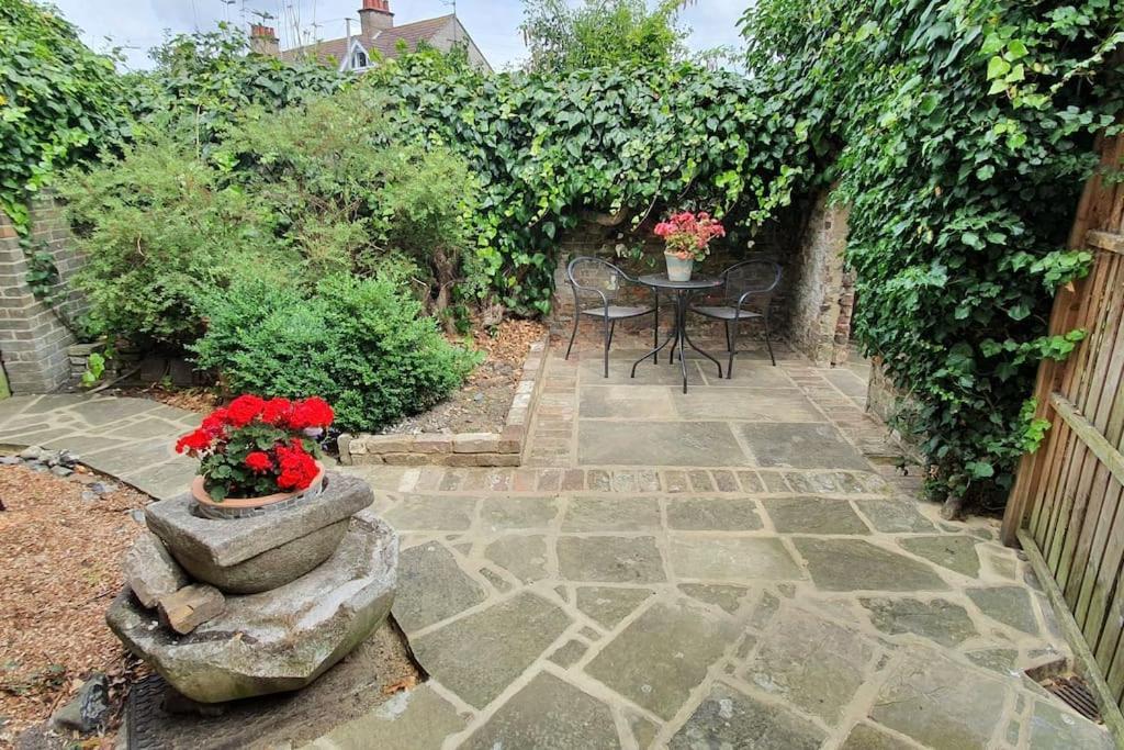 Beautiful 1 Bedroom Cottage With Courtyard. Deal Luaran gambar
